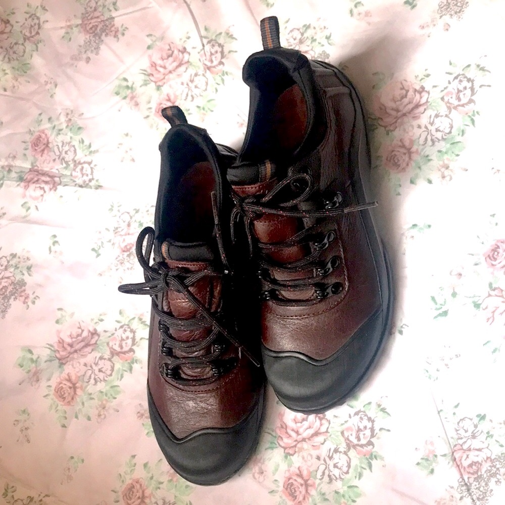 Clarks Waterproof Women’sShoes, Size 6